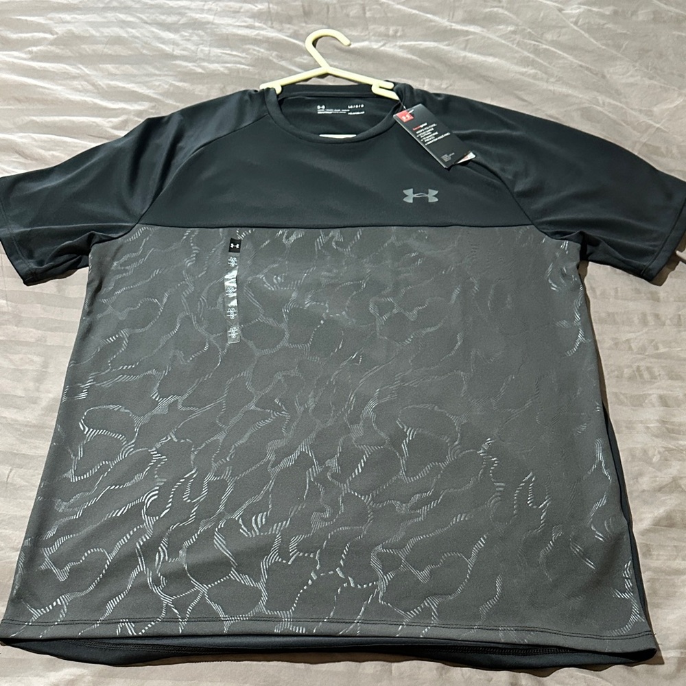 Under Armour Black and Gray Patterned Tee